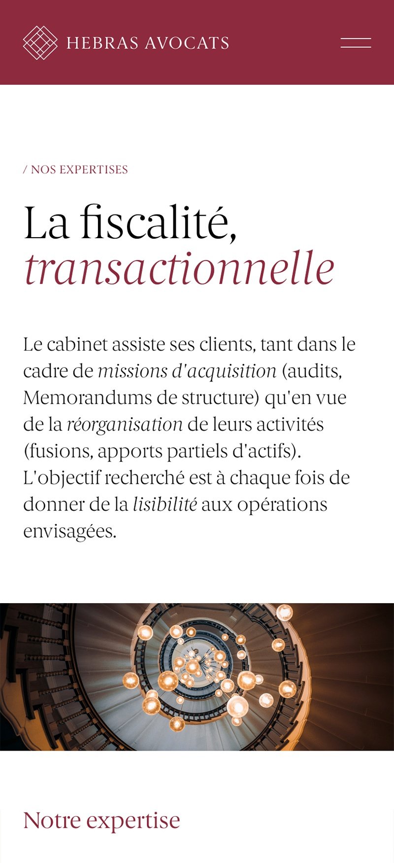 Hebras Avocats. Page d'expertise « La fiscalité transactionnelle » sur mobile, suivie de la photographie d'un escalier en colimaçon.