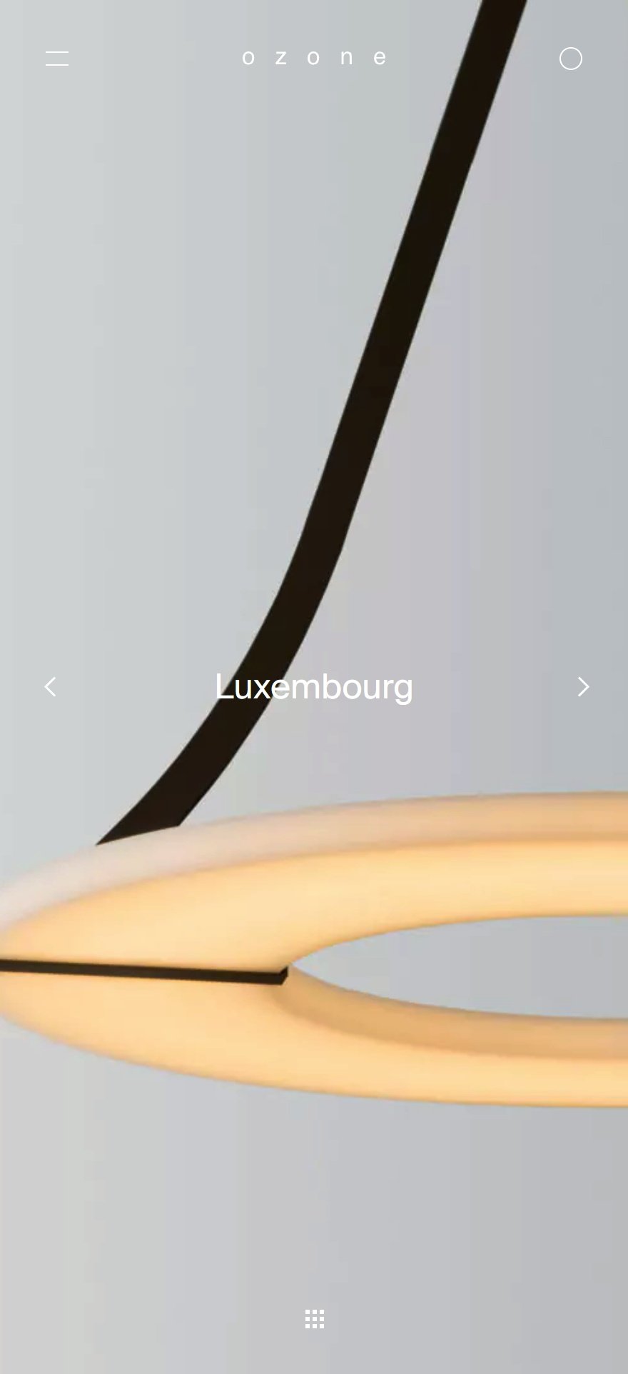 Ozone Light. Fiche du lustre Luxembourg sur mobile : la photographie occupe tout l'écran, le nom se superpose au centre entre deux flèches de navigation.