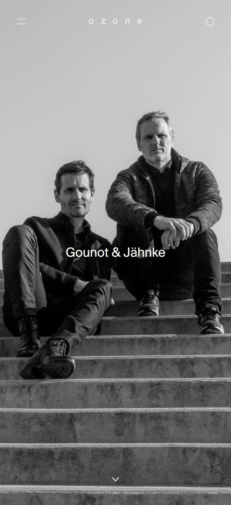 Ozone Light. Page des designers Gounot & Jähnke sur mobile : portrait en noir et blanc du duo, assis dans un escalier de béton.