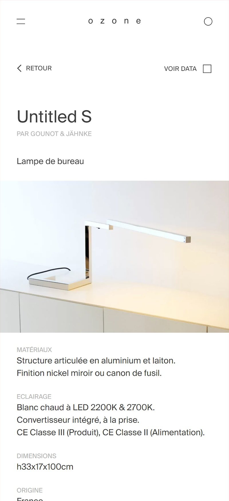 Ozone Light. Fiche de la lampe de bureau Untitled S sur mobile : la lampe articulée en aluminium et laiton, suivie de ses matériaux, de son éclairage LED et de ses dimensions.
