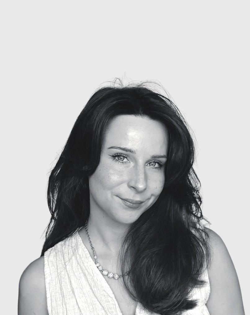 Portrait en noir et blanc de Maéva Hostalier, cheveux longs, sur fond clair.
